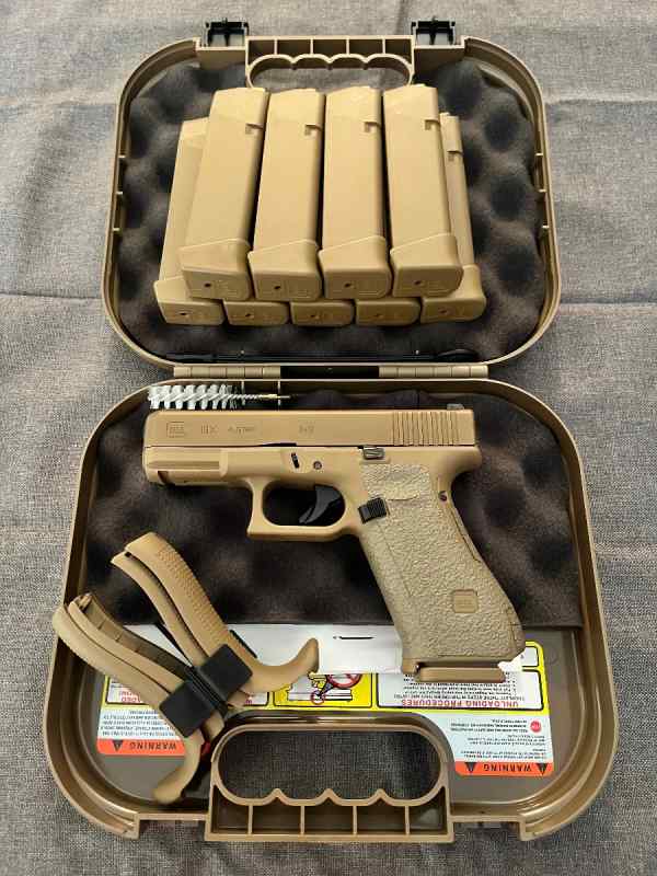 LNIB Glock 19X with Extra Mags and Gun Box