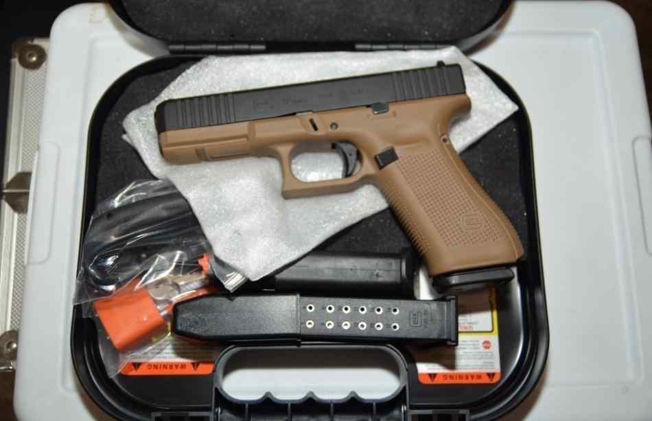 Glock 17 G17 Gen 5 9 mm 2 tone FDE