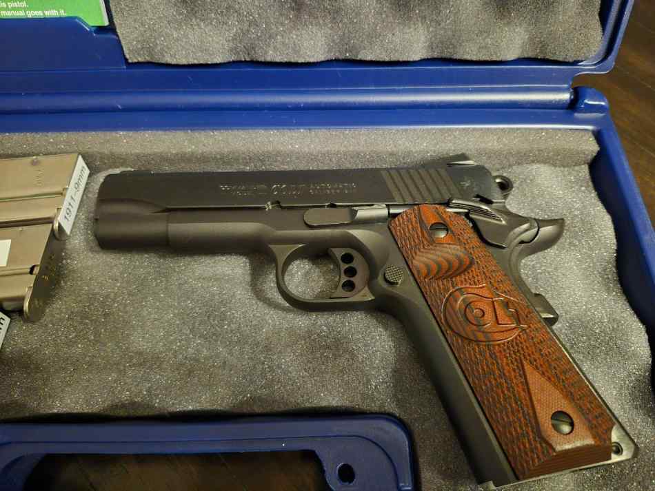 Colt Combat Commander 9mm 1911