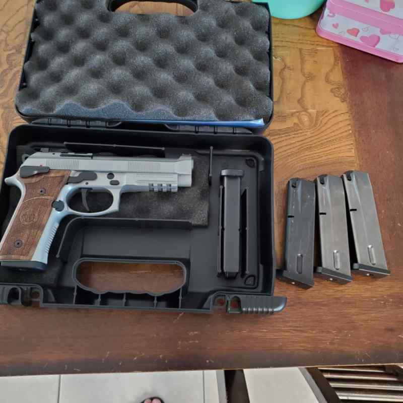 Beretta 92Xi new in box, extras