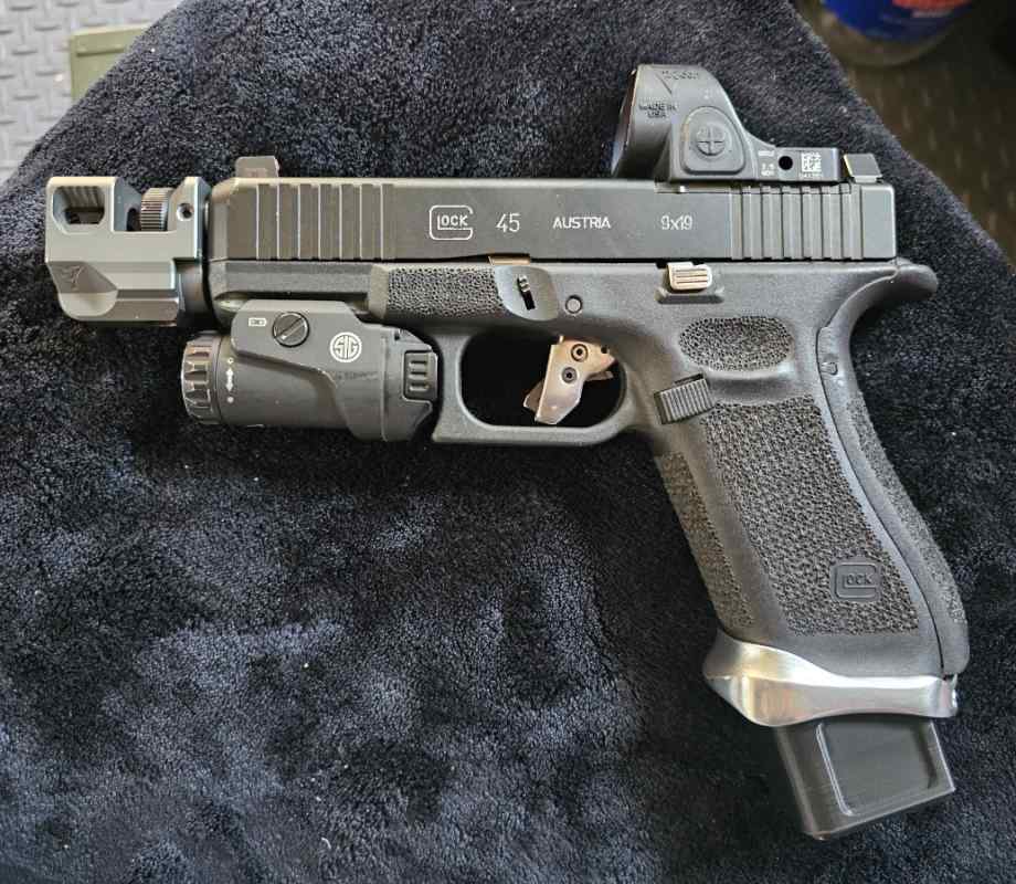 Glock 45 MOS with Trijicon SRO 2.5 MOA 