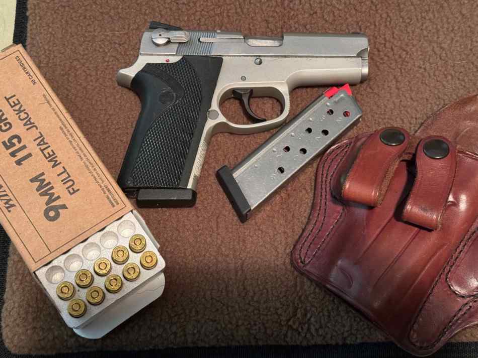 S&amp;W 3913 with 2 mags &amp; Holster