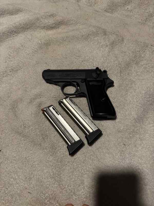 Walther PPK/s  .22.  3 mags