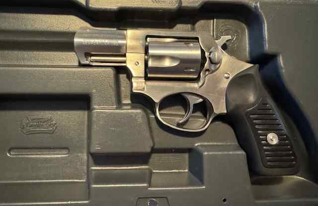 FOR SALE: Ruger SP101 - 357 Magnum, Stainless 5 shot revolver. Excellent Condition!