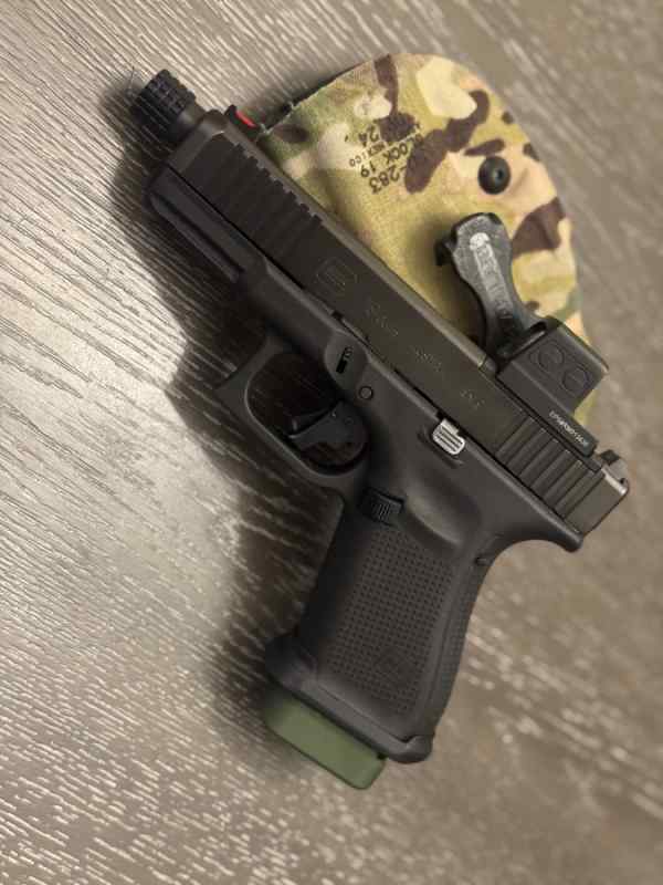 Glock 19 Gen 5 MOS W/ Many Extras 