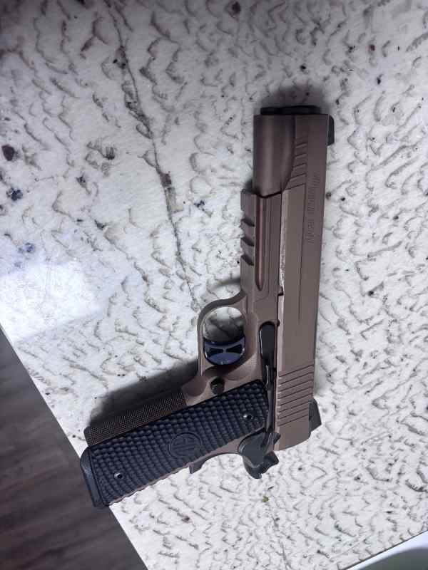 Sig Emperor Scorpion 1911