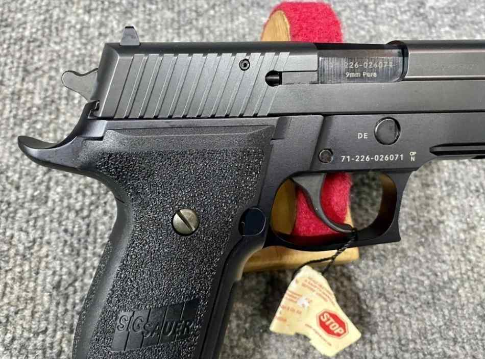 Sig Sauer P226 11.jpg