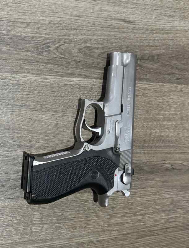 Smith and Wesson 5906