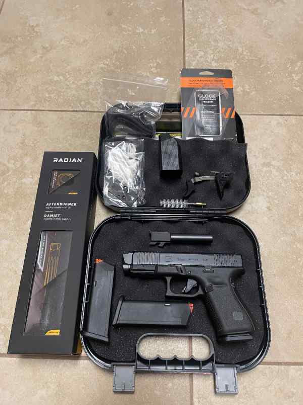 Glock 19 Gen5 MOS with extras