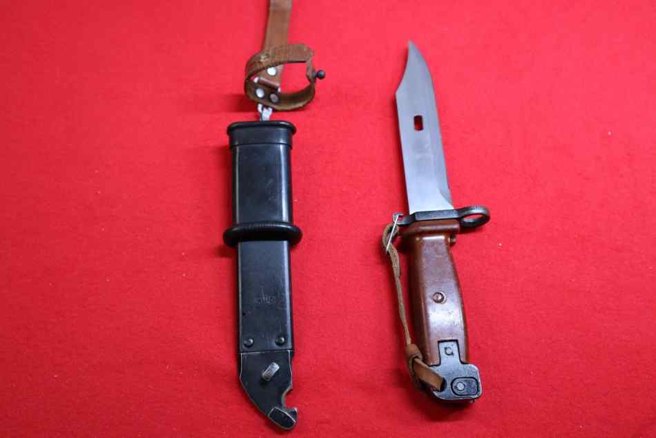 3 COMBAT KNIFES 