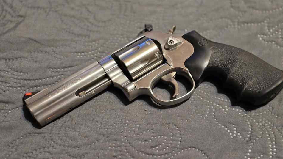 S&amp;W 686 Plus. 7-shot. Stainless steel. 4&quot;