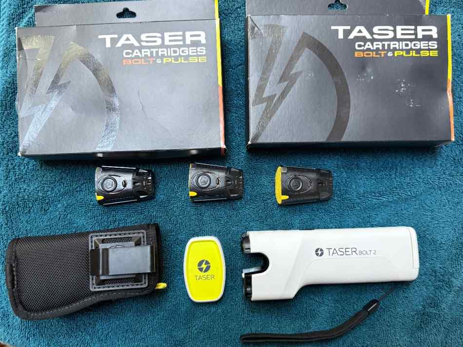  New Taser Bolt 2 with Holster and 7 cartridges 