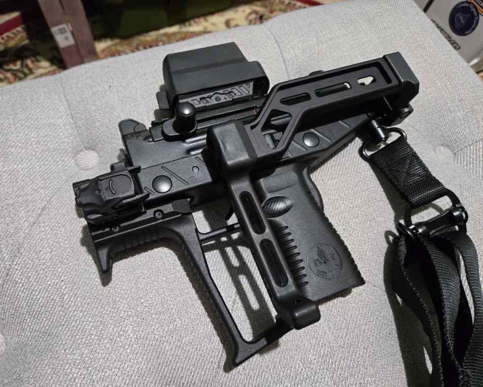 Uzi Pro wiith 8 magazines, Holosun, laser and brac