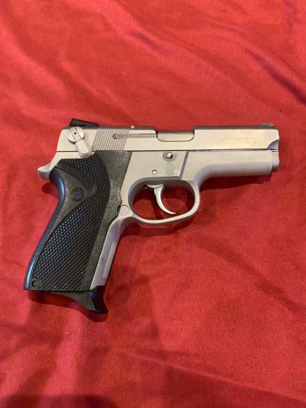 Smith &amp; Wesson 9mm