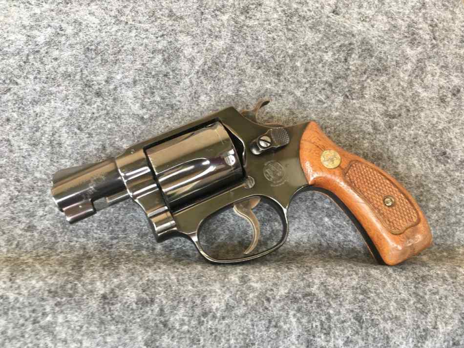 S&amp;W Model 36 Snub Nose Revolver 38 special