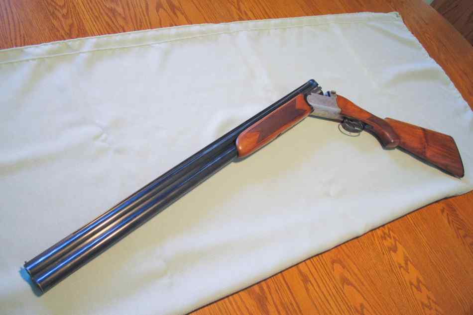 Zoli 12ga Over and under shotgun, MINT