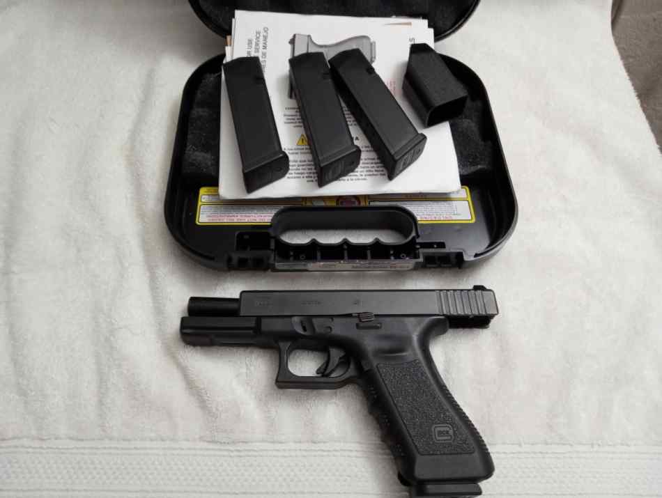 Glock 22, .40 in Great condition, 4 mags, IN WALDO