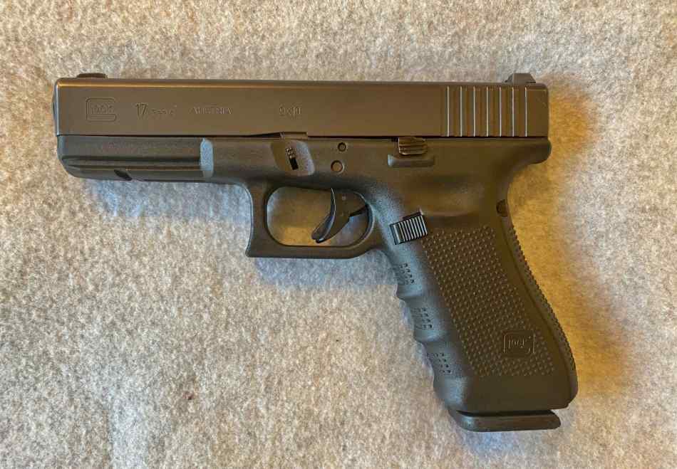 GLOCK 17 9 mm Luger pistol 