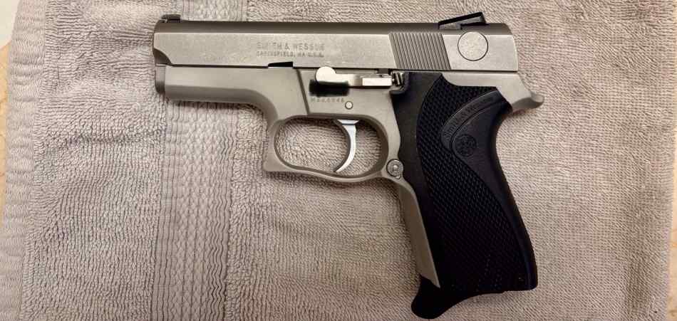 S&amp;W 6946