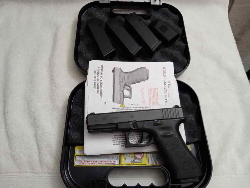 Glock 22, .40 in Great condition, 4 magazines