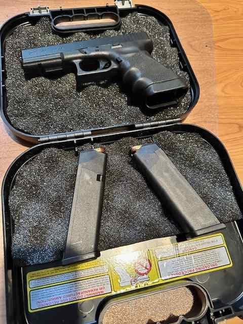 Glock 22 - 40 S&amp;W Gen 3 - LIKE NEW