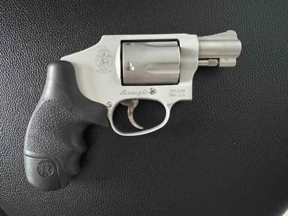 Smith &amp; Wesson 642 .38 S&amp;W SPL +P Airweight Hogue