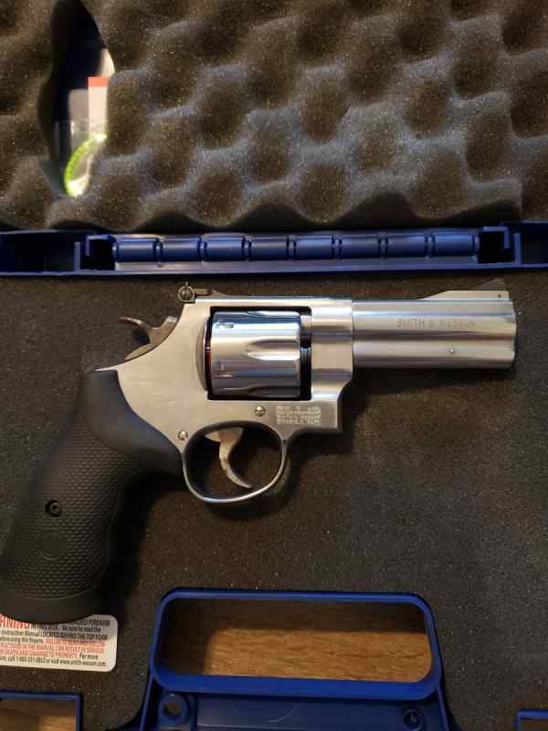 S&amp;W 610 4&quot; NIB