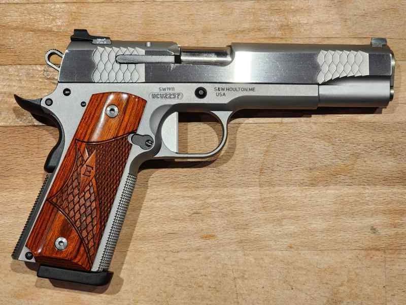 Smith &amp; Wesson SW1911