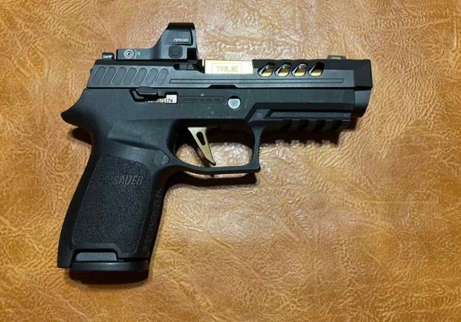 SIG P320 COMP&#039;D WITH GREEN DOT RFX35