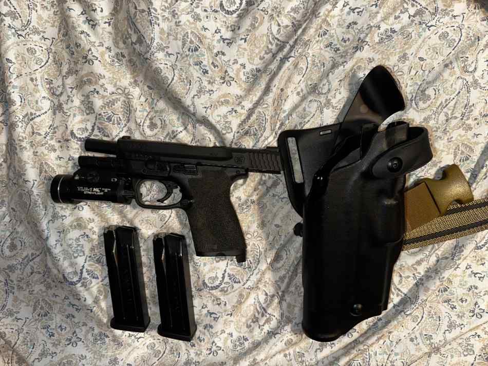 S&amp;W M&amp;P 9 2.0 Compact with Safariland Holster