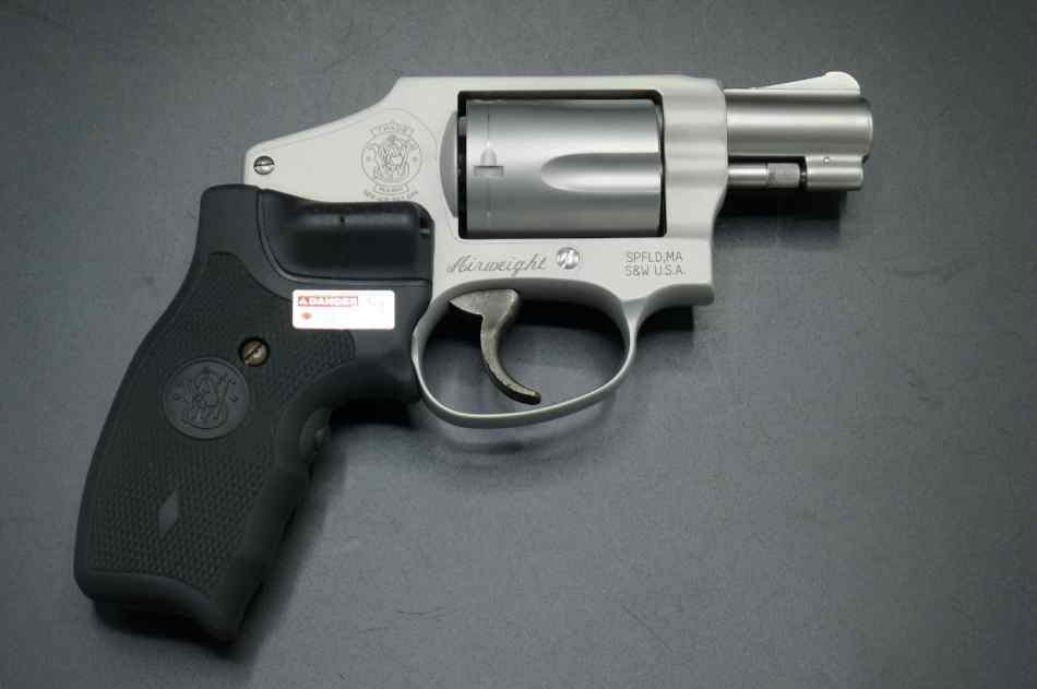 Smith &amp; Wesson 642-2  CRIMSON TRACE LASER .38 Sp+P