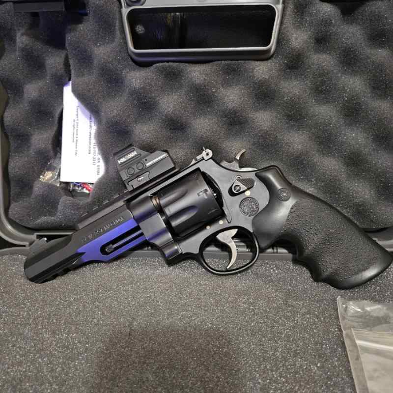 Smith and Wesson R8