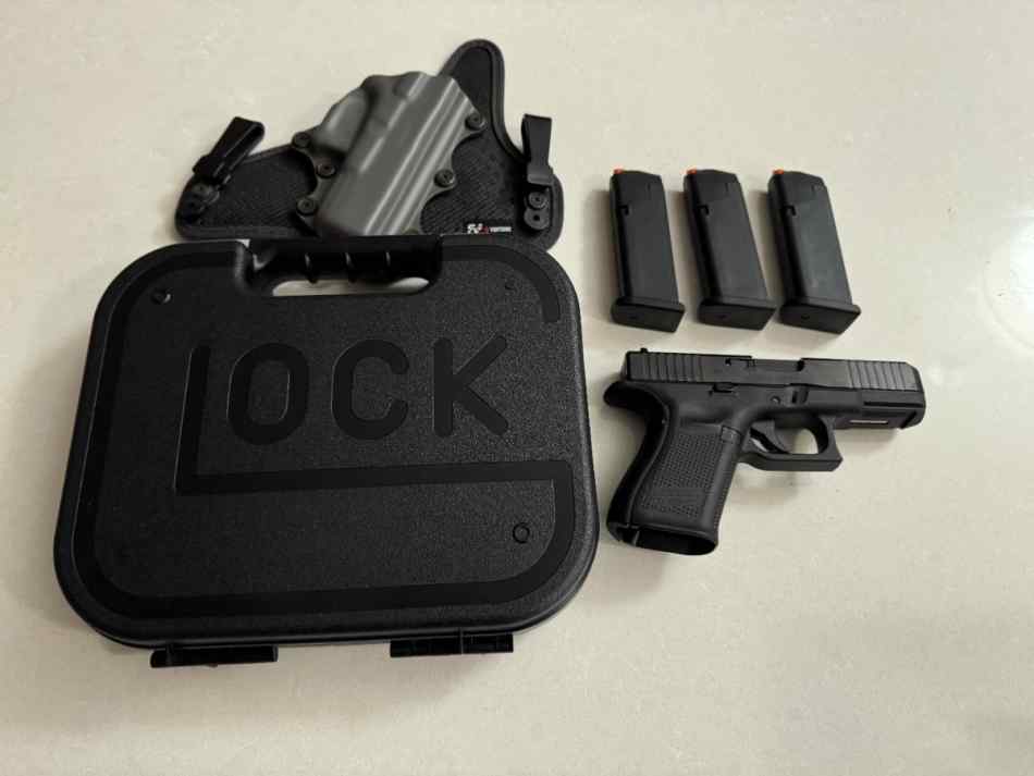 Glock 19 Gen 5 w/accessories 