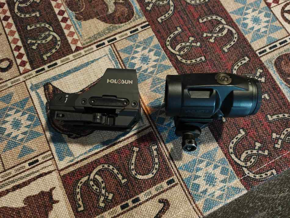 Holosun reflex sight and Sig magnifier 