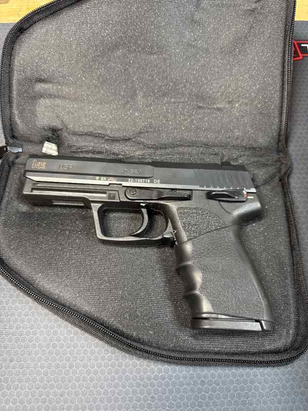 HK USP .40 S&amp;W with 500 hollow point rounds 